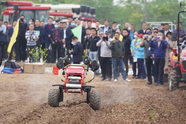 武漢智慧農業產業園舉辦首屆新型農機裝備田間展